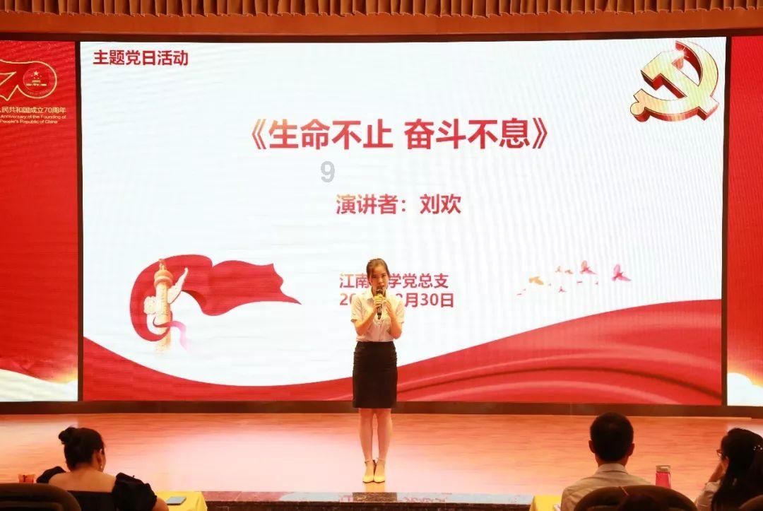 工作人员发驾照从楼上扔被指不尊重人 驾校：是我们的疏忽 不会再有类似情况发生